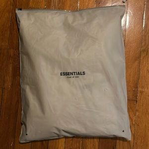 FEAR OF GOD ESSENTIALS LOGO MOCK NECK SWEATSHIRT